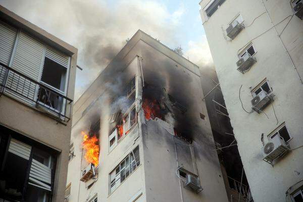 Ein Gebäude in Tel Aviv finf Feuer.