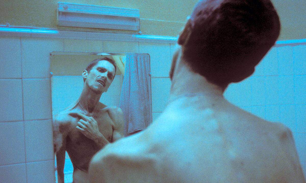 Für "The Machinist" (2004) nahm er 30 Kilogramm ab und wog bei einer Körpergröße von 188 Zentimeter nur mehr 60 Kilo. Der Psychothriller von Brad Anderson erschreckt vor allem durch Szenen, in denen sich Bale im Badezimmer wiegt und seine immer stärker hervorstehenden Rippen im Spiegel betrachtet. Für ...