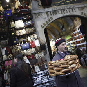 Anleihen aus Schwellenländern sind riskanter, werfen aber mehr ab. Auf dem Bild ein Straßenverkäufer auf einem Basar in Istanbul.