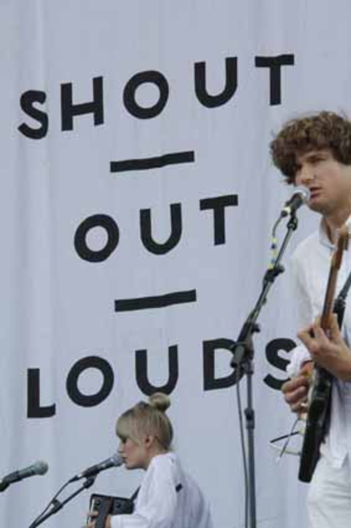 Zu den ersten Anziehungspunkten für die Besucher zählten am Donnerstag die Schweden Shout Out Louds (im Bild), die nach der aggressiv-exzessiven Performance von Peaches die Hauptbühne betraten.