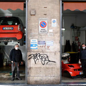 Mit Italien liegt Österreichs drittstärkster Handelspartner in wirtschaftlicher Agonie. Im Bild zwei Mechaniker am Donnerstag in ihrer Werkstatt in Rom.