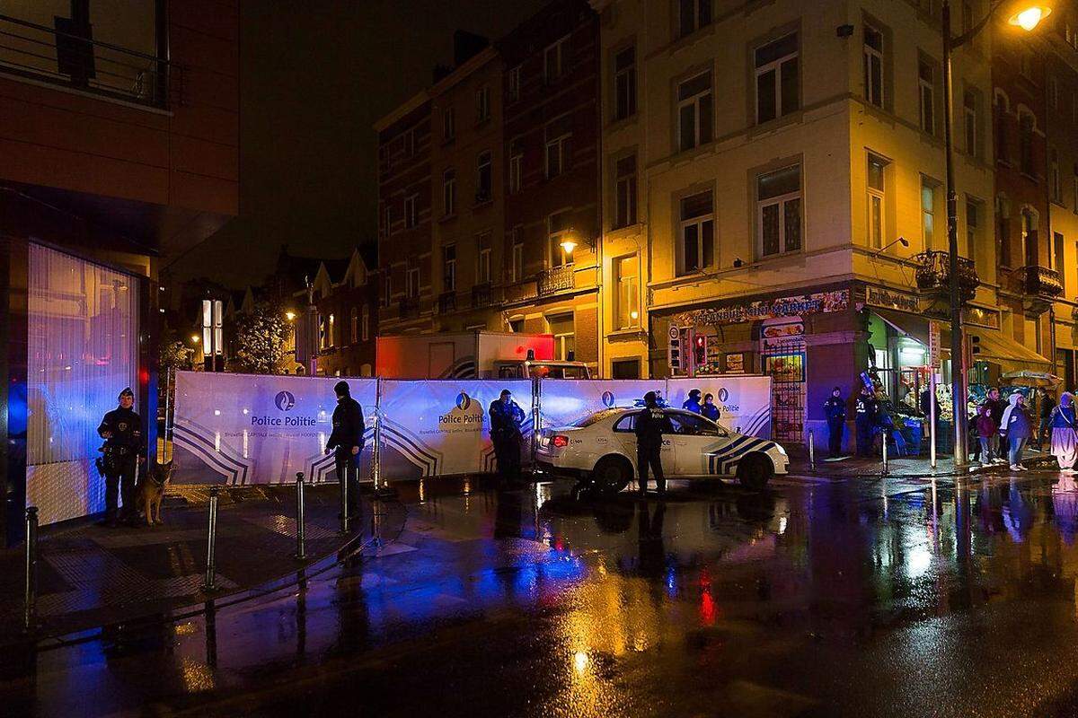 Doch auch außerhalb von Paris wird nach überlebenden Attentätern oder Mitschuldigen gefahndet. Bereits am Samstag konnte die belgische Polizei im Brüsseler Stadtteil Molenbeek sieben Personen festnehmen.