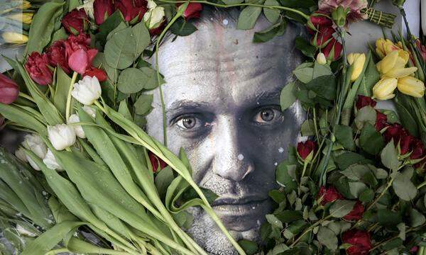 Ein Held, kein Märtyrer: Blumen rund um ein Bild Nawalnys an einer  provisorischen Gedenkstätte vor dem russischen Konsulat in Frankfurt am Main drei Tage nach seinem Tod am 16. Februar.