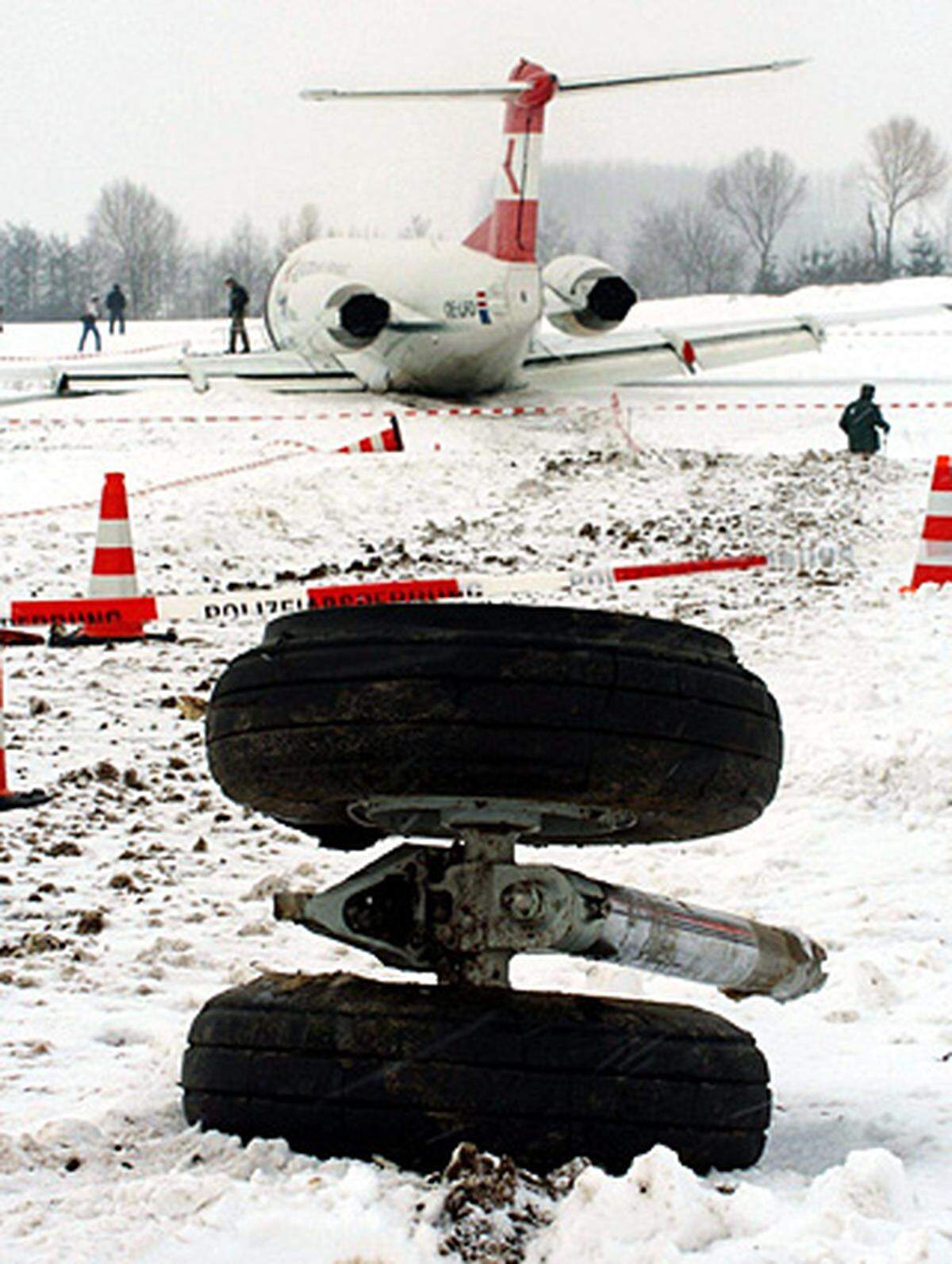 Der AUA-Pilot des Fluges OS 111 mit 28 Passagieren und vier Crew-Mitgliedern hatte sich wegen Triebwerksproblemen zur Notlandung in einem Feld bei Erding entschlossen. Niemand wurde ernstlich verletzt.
