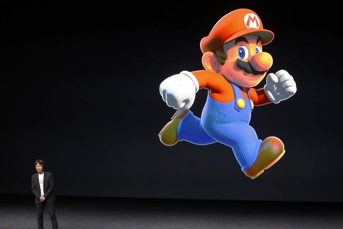 Die wohl größte Begeisterung löste an diesem Abend nicht Apple, sondern Nintendo aus. "Später in diesem Jahr", voraussichtlich Dezember, wird "Super Mario Run" für die iOS-Geräte verfügbar sein. Der "Jump and Run"-Klassiker wurde speziell für die Einhandbedienung am Display konzipiert. Die Aktie des japanischen Unternehmens stieg kurz nach Ankündigung um 18 Prozent. Die Preise nannte Nintendo noch nicht, aber es ist davon auszugehen, dass das Grundspiel kostenlos sein wird und der Rest über In-App-Käufe abgewickelt wird.