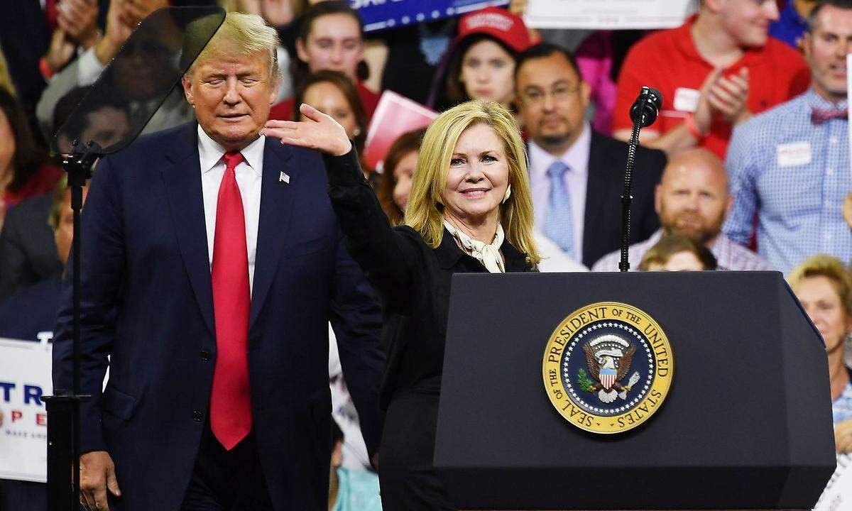 Die republikanische Kandidatin Marsha Blackburn (66, im Bild mit US-Präsident Trump) gilt hingegen als erzkonservative Hardlinerin und Abtreibungsgegnerin, die Kompromisse mit den Demokraten ablehnt und sich damit brüstet, eine Waffe in ihrer Handtasche zu tragen. Blackburns Politik hat jüngst auch die erfolgreichste Country-Sängerin der USA, Taylor Swift, dazu bewogen, ihre bisherige politische Zurückhaltung aufzugeben und sich auf die Seite der Demokraten zu schlagen. In den Umfragen liegen Bredesen und Blackburn Kopf an Kopf. Der letzte demokratische Erfolg bei einer Senatswahl in Tennessee liegt 28 Jahre zurück und geht auf das Konto des späteren US-Vizepräsidenten Al Gore.