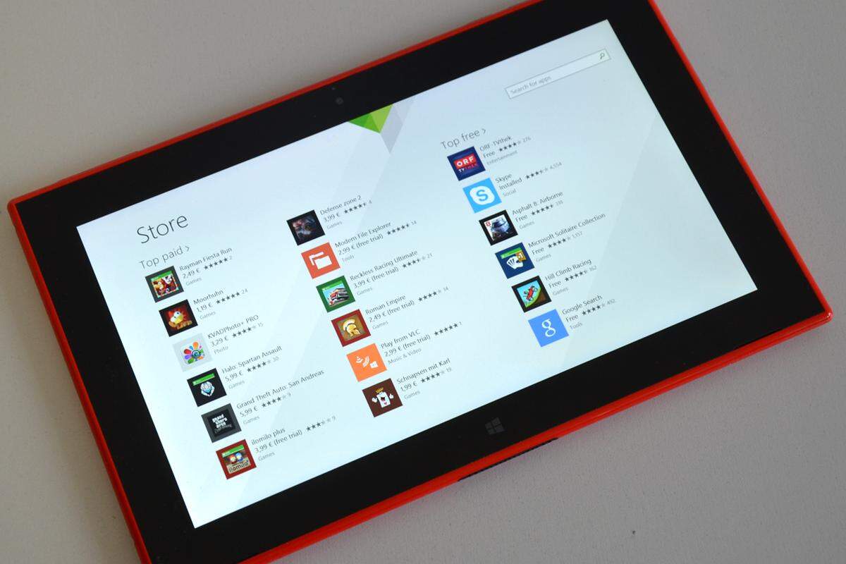 Eine der größten Einschränkungen von Windows RT ist der Umstand, dass lediglich Apps aus dem Store von Microsoft installiert werden können. Dort sind die wichtigsten Programme zwar bereits enthalten - an das Angebot von Google und Apple reicht es aber noch lange nicht heran.