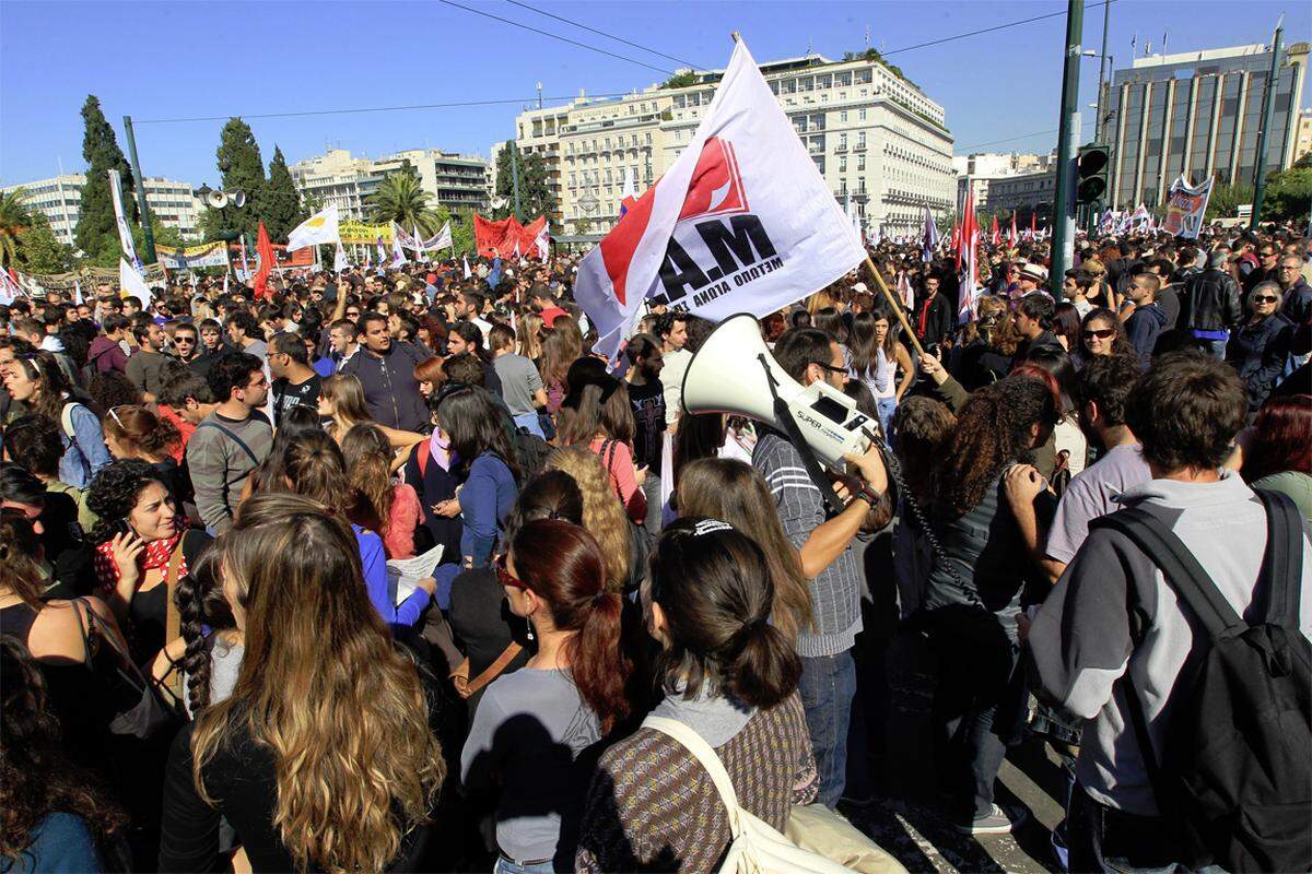 Tausende flohen in Panik von dem Platz vor dem Parlament in Athen.