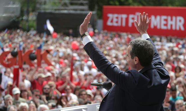 Parteichef Christian Kern (hier am 1. Mai 2018) will die sozialdemokratische Basis künftig mehr mitreden lassen.  
