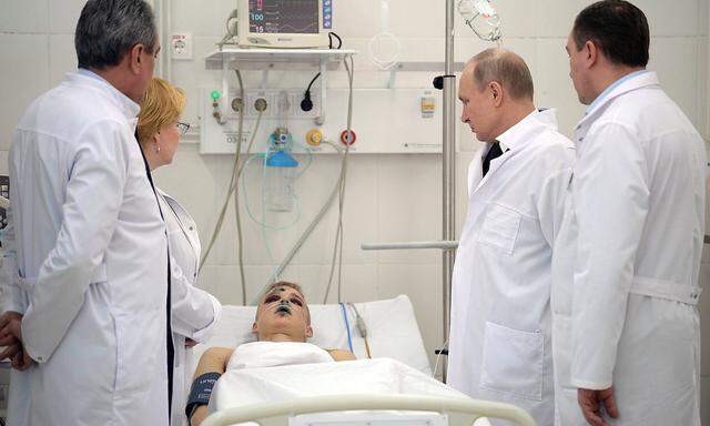 Putin besuchte Opfer der Brandkatastrophe von Kemerowo im Krankenhaus.