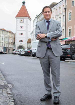 Andreas Rabl (FPÖ) hat die einst rote Hochburg Wels blau eingefärbt. Er ist in der Stadt seit 2015 Bürgermeister.