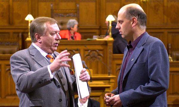 Als die Ökos 1991 auch in der Bundeshauptstadt den Sprung in den Landtag und Gemeinderat geschafft hatten, besetzte Chorherr eines der sieben errungenen Mandate. Foto: Der spätere Bürgermeister Michael Häupl und Christoph Chorherr während einer Gemeinderatssitzung.  