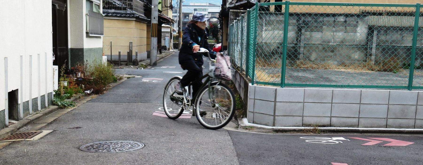 Fast alle Straßen im Herzen Kyotos haben gekennzeichnete Radwege und Abstellmöglichkeiten.