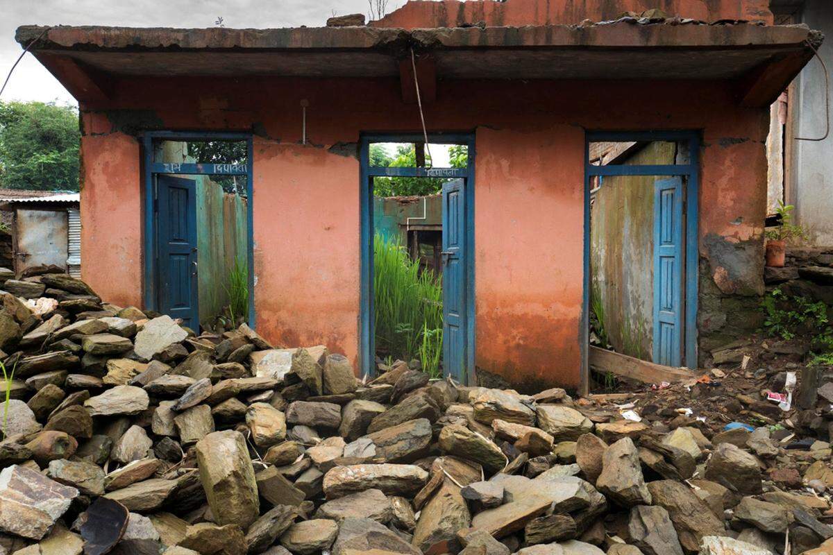 Sechs Monate ist es her, seitdem zwei verheerende Beben Nepal erschütterten: 8.891 Menschen in Nepal fielen der Katastrophe zum Opfer, es gab mehr als 22.000 Verletzte. Noch immer leben rund 2,8 Millionen Nepalesen in Notunterkünften, in denen sie nicht ausreichend vor Regen und Kälte geschützt sind. Mehr als 600.000 Häuser wurden bei dem Erdbeben irreparabel zerstört. Sogar die wenigen Häuser aus Beton sind unbewohnbar.