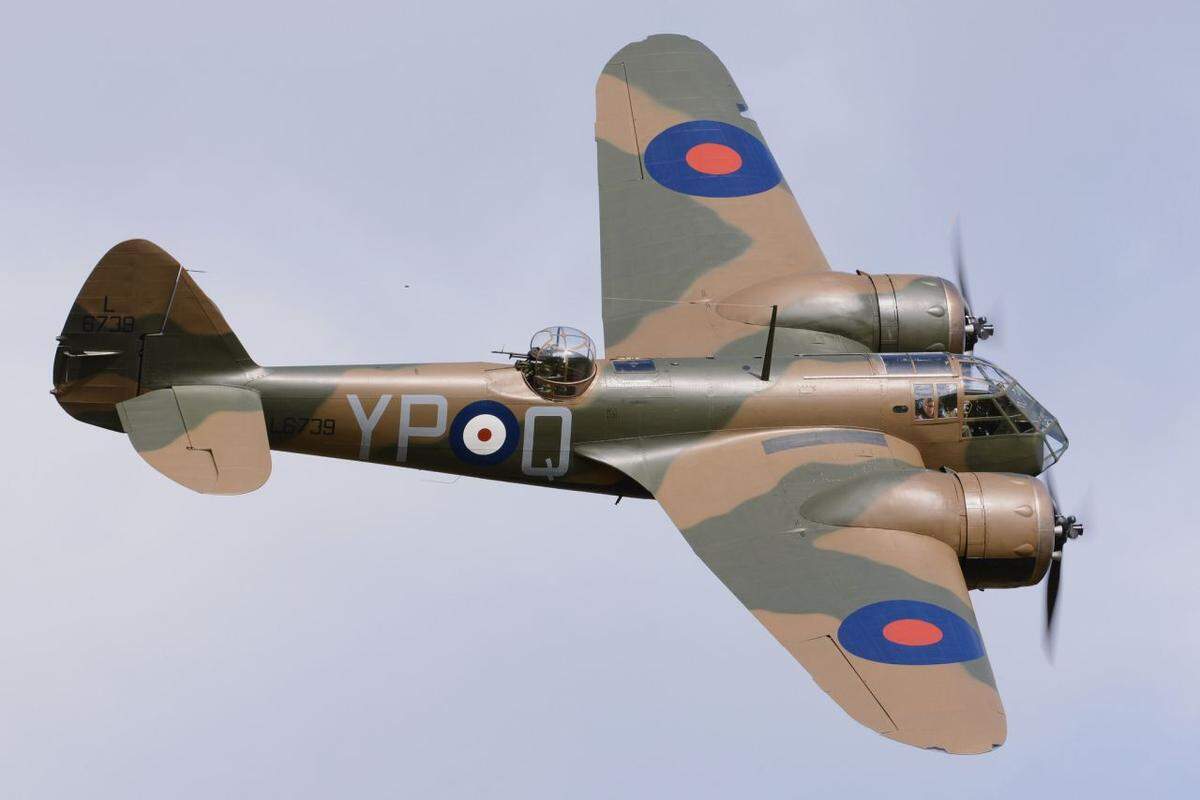 Nach einem schweren Landeunfall 2003 in Duxford bis 2014 wieder aufgebaut, ist diese einzige noch fliegende Bristol "Blenheim" als Nachtjäger Mk.1 dargestellt, wie er 1940 gegen Nachtbomber eingesetzt wurde.