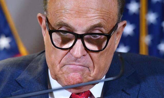 Eine ehemalige Mitarbeiterin von Rudy Giuliani hat den früheren New Yorker Bürgermeister wegen "weitreichender sexueller Übergriffe und sexueller Belästigung" verklagt.