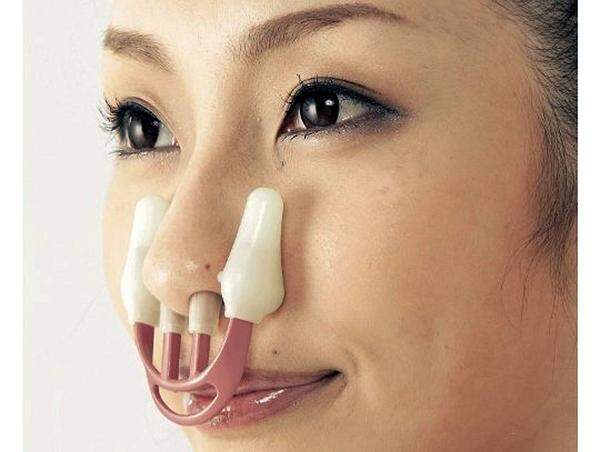 Eine originelle Alternative zu Messer, Laser und Stemmeisen made in Japan: der Hana Tsun Nose Straightener verspricht eine schärfere Nasenkontur.