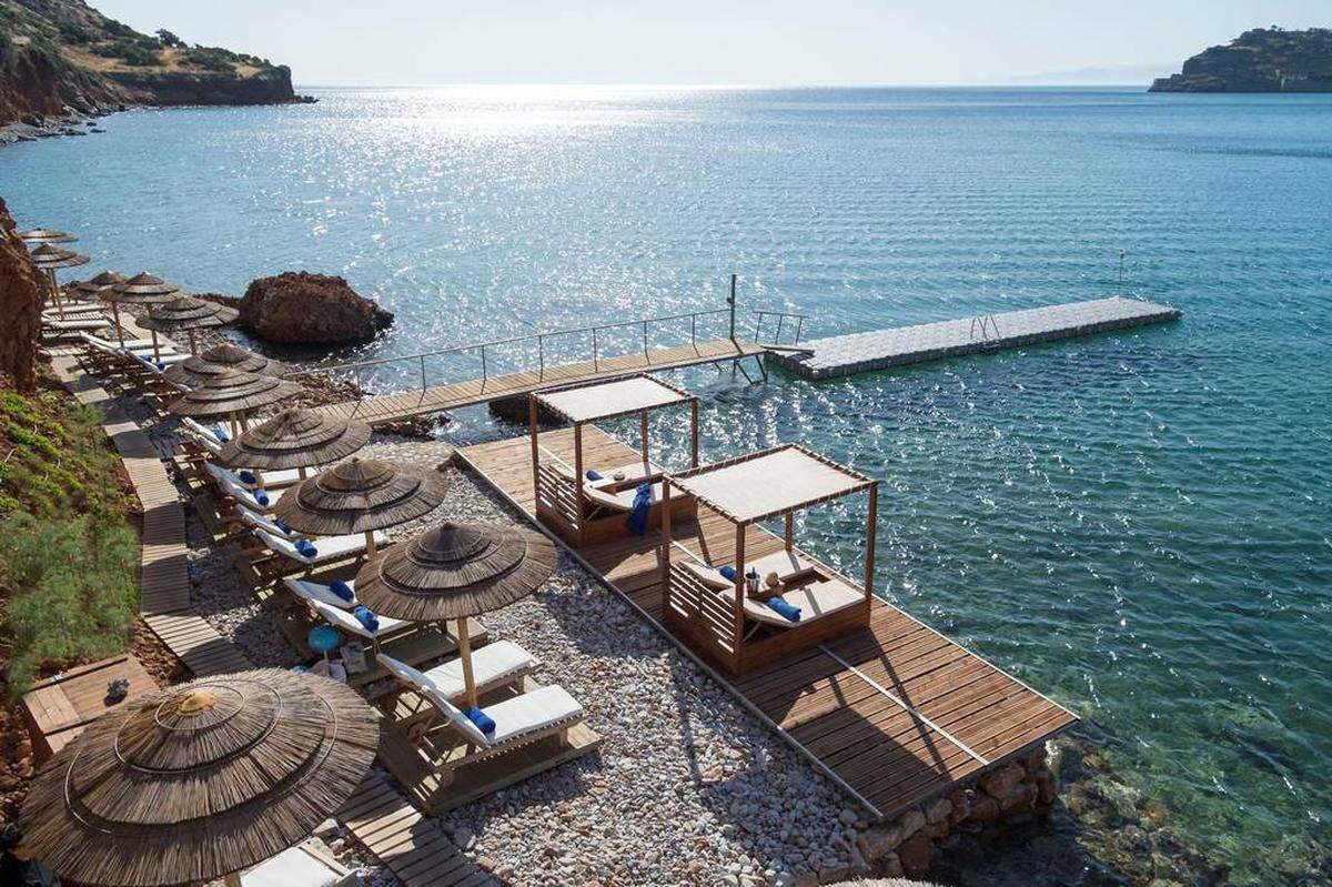 Das 2337 Quadratmeter große Grundstück erstreckt sich bis zum Mittelmeer. Dieses auf griechischen Insel Kreta gelegene LLuxusanwesen bietet Privatsphäre und Abgeschiedenheit.