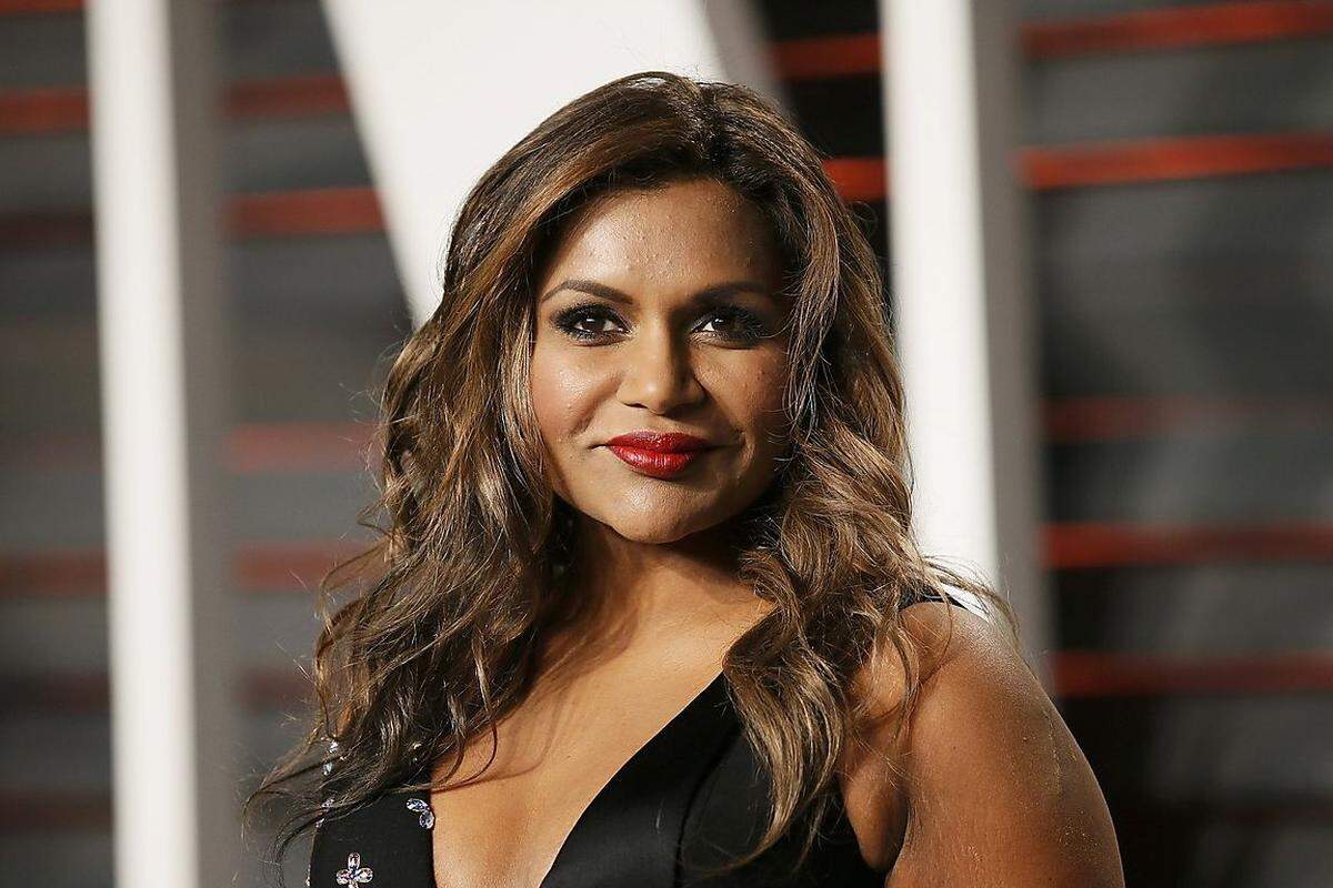 „The Mindy Project“ ist eine US-amerikanische TV-Serie, in der Mindy Kaling, als leicht chaoitsche Gynäkologin Mindy Lahiri nicht nur versucht beruflich erfolgreich zu sein, sondern auch ihren Traummann zu finden. Die Komödiantin mit indischen Wurzeln war davor in „The Office“ zu sehen, einer sehr erfolgreichen TV-Serie, die als Vorlage für das deutsche Gegenstück „Stromberg“ diente. Aufgrund ihrer sehr speziellen Stimme übernimmt sie häufig Sprechrollen in Animationsfilmen wie etwa die des Ekels in „Alles steht Kopf“, der dieses Jahr mit dem Oscar für den besten animierten Spielfilm ausgezeichnet wurde.