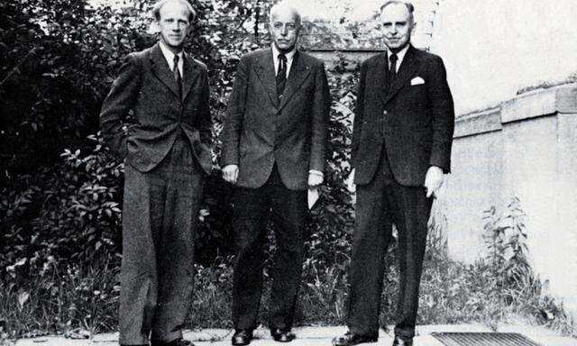 Die deuten Wissenschaftler Werner Heisenberg, Max von Laue und Otto Hahn kurz nach Internierung in Göttingen 1946.