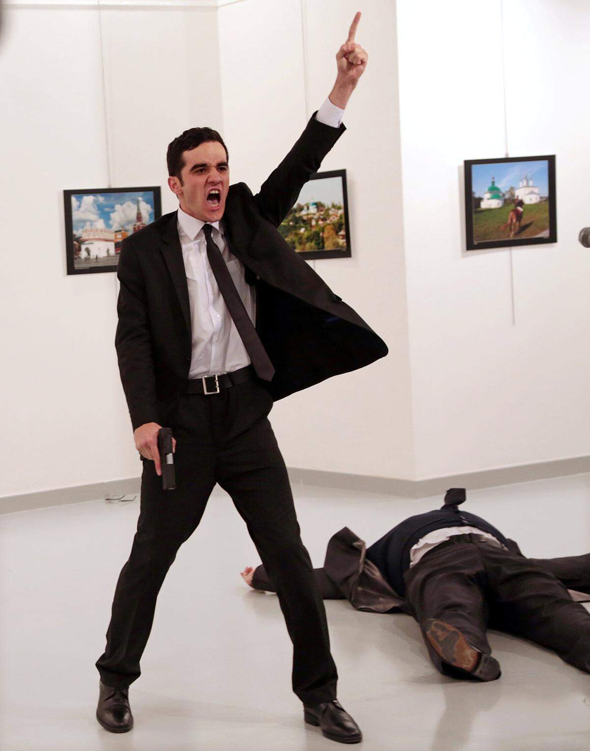 Der Fotograf Ozbilici war am 19. Dezember bei der Eröffnung einer Kunstausstellung in Ankara, als ein junger türkischer Polizist plötzlich eine Waffe zog und den russischen Botschafter Andrej Karlow erschoss. Der Attentäter hatte mehrfach "Vergesst Syrien nicht" gerufen. Er war anschließend von Sicherheitsbeamten getötet worden. Weiter: die Kategoriensieger bei den World Press Photos 2016. ACHTUNG: die Bilder sind teils drastisch.  