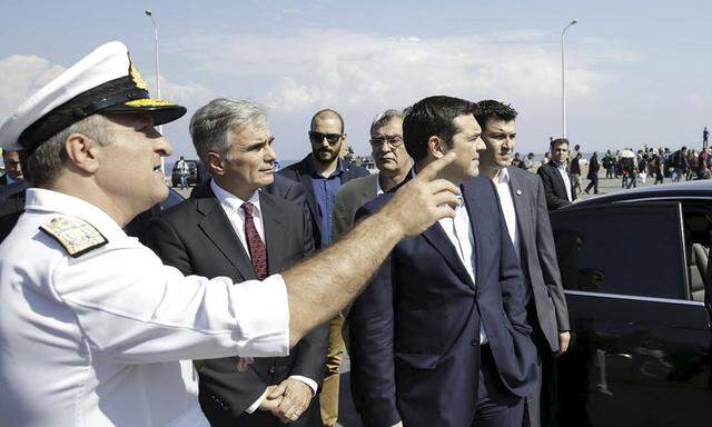 Bundeskanzler Werner Faymann und sein Gastgeber, Premier Alexis Tsipras, beim Lokalaugenschein auf der Insel Lesbos, einer der großen Anlaufstellen für Flüchtlinge.