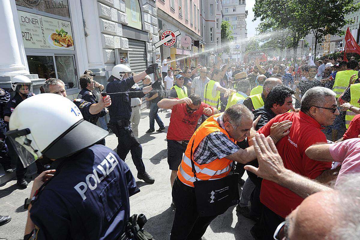 Tumulte gab es bei einer Gegendemo auf der Lasallestraße. Wie ein APA-Kameramann berichtete, setzte die Polizei Pefferspray ein um die Zusammenstöße zwischen den Protestierenden zu beenden.