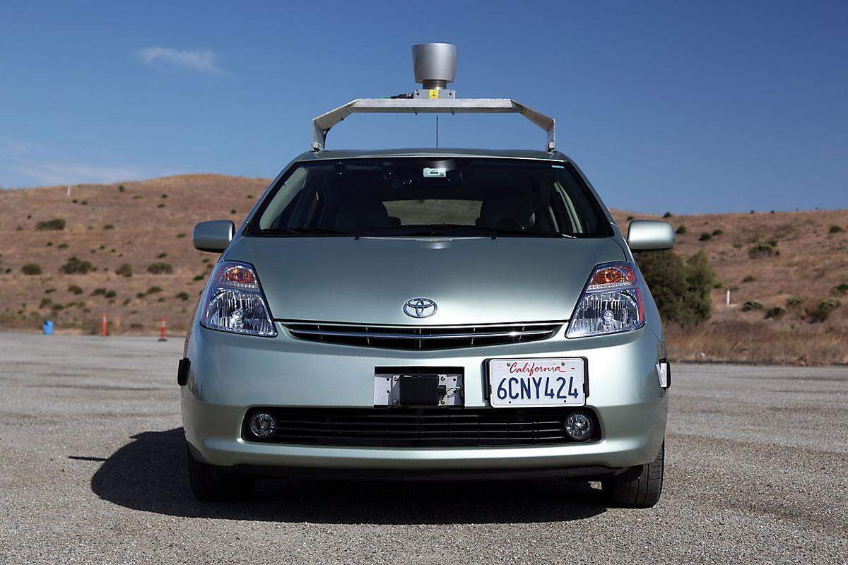 Tausende Kilometer sind die selbstfahrenden Fahrzeuge aus dem Google Labor bereits unfallfrei in entlegenen Gebieten in Kalifornien und Nevada gefahren. Denkbar wären in Zukunft auch Taxis, die ohne Chauffeur die Menschen auch in Städten von A nach B transportieren.