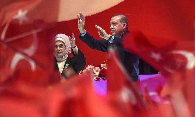 Der türkische Präsident Erdogan mit seiner Ehefrau.