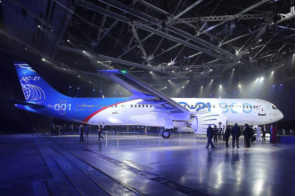 Der Flugzeughersteller Irkut, der seit dem 29. März 2004 an der Moskauer Börse notiert, beschäftigt 14.000 Menschen beschäftigt. Die Holding will russische Flugzeuge verstärkt auch an zivile Kunden zu verkaufen.