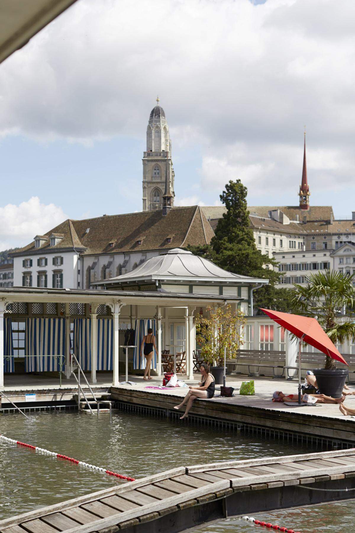 Am Stadthausquai in Zürich liegt das Frauenbad, von den Einheimischen auch "Frauenbadi" genannt. Bis 1836 war das öffentliche Baden in der Stadt nämlich verboten und als es endlich erlaubt war, wurde ein "Badhaus für Frauenzimmer" eingerichtet. Es steht unter Denkmalschutz.