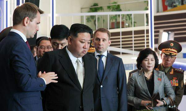 Eine russische Delegation zu Besuch bei Kim Jong-un in Nordkorea, im September.