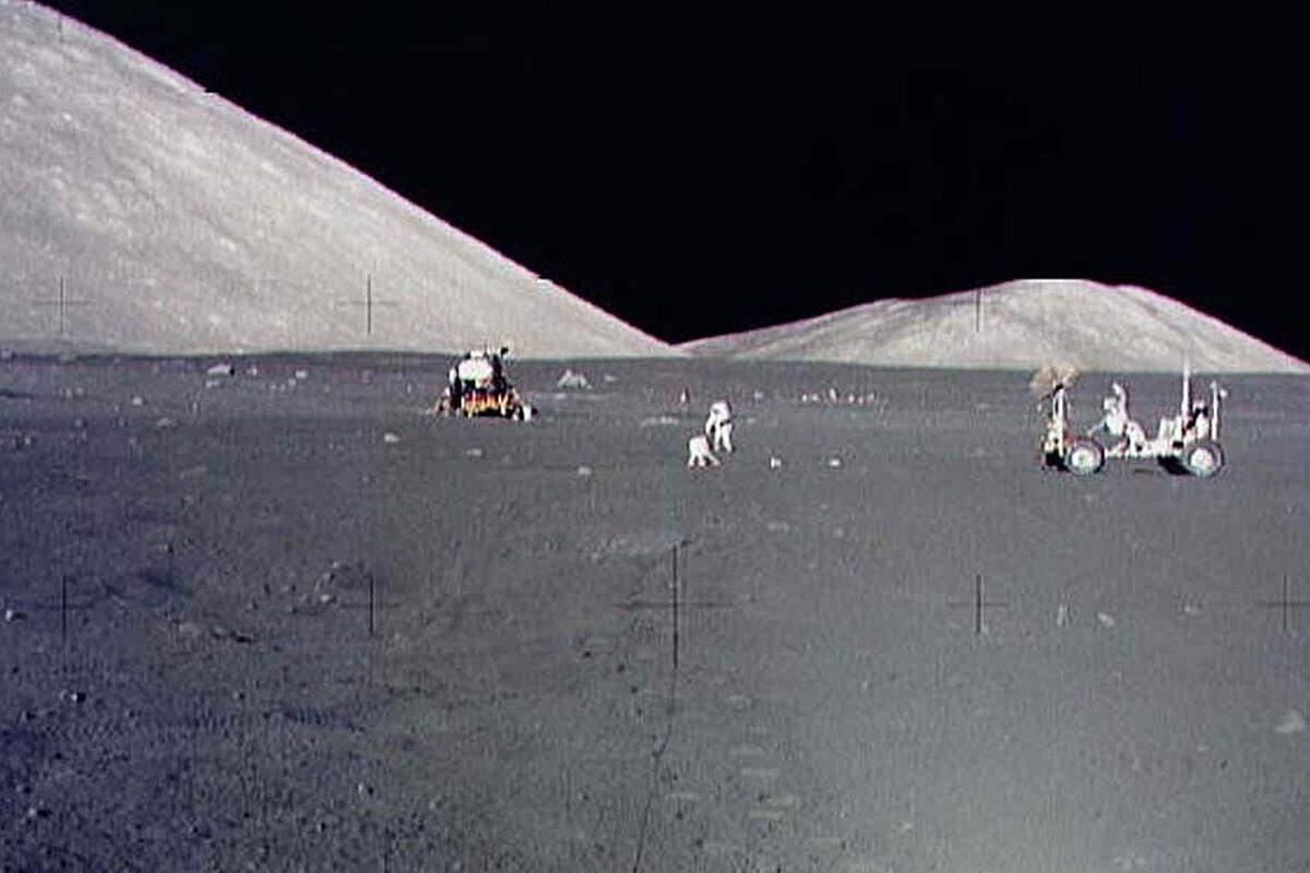 Ganz anders sah das bei der Landestelle von Apollo 17 aus, hier waren im Hintergrund deutliche Erhebungen zu erkennen. Die Namen Terrae (=Länder) für Hochländer und Maria (=Meere) für Tiefländer leiten sich übrigens davon ab, dass frühere Astronomen die dunklen Flächen als Meere interpretierten. Tatsächlich konnte der Nachweis kleinster Spuren von Wasser am Mond erst in den letzten Jahren erbracht werden.