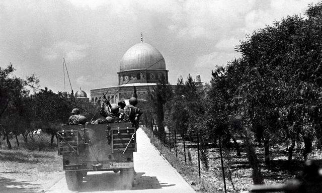 Israelische Soldaten rücken am 7. Juni 1967 zum Felsendom in Jerusalem vor.