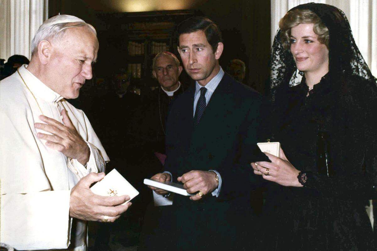 Der anfängliche Applaus schlug allerdings im Laufe der Jahre vielfach in Distanz und Kritik um. Im Bild: Prinz Charles mit seiner damaligen Frau Diana bei einer Privataudienz im Vatikan am 25. April 1985.