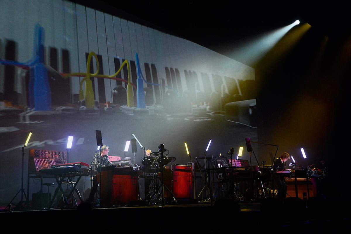 Sehr wichtig für die Shows von Jean Michel Jarre sind die Visuals. Lasershows und eingespielte Passagen wie hier ein dreidimensional anmutender Flug über eine Synthesizer-Landschaft.