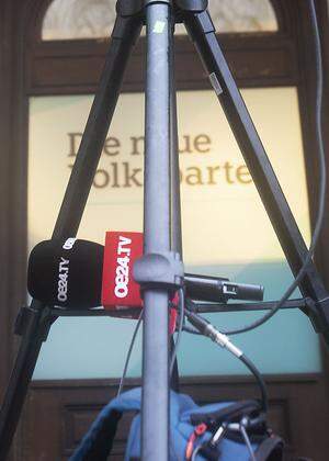 Die Tageszeitung „Österreich“ hat inzwischen auch einen Radiosender und seit 2016 den TV-Ableger oe24.tv (Im Bild ein oe24.tv-TV-Mikrofon vor der ÖVP-Zentrale in Wien).