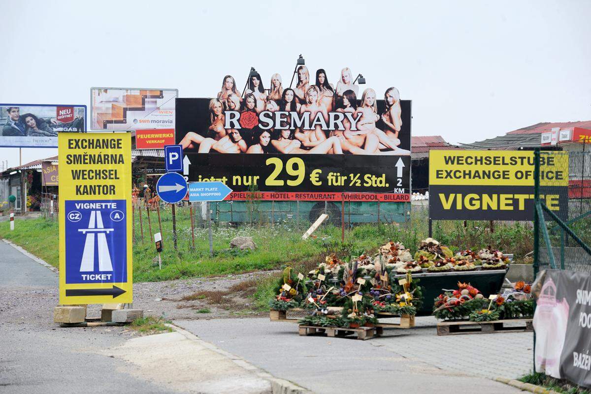 Tristesse an der Grenze: Erst ein gottverlassenes Örtchen, aus dem die Bewohner seit Jahren abwandern, Ramschverkäufer und Werbung für Billig-Bordelle im tschechischen Grenzland.