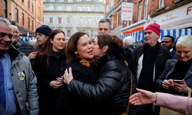Sinn Féin-Chefin Mary Lou McDonald auf Wahlkampftour in den Straßen von Dublin.