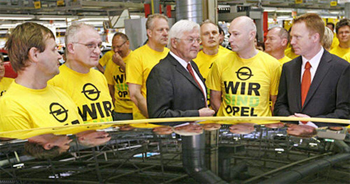 Eine Tour durch Opel-Werke stand natürlich auf auf der Tagesordnung: Steinmeier inmitten von Arbeitern im Opelwerk in Eisenach im Dach eines Fahrzeuges. Steinmeier im Gegensatz zu Merkel nicht am Steuer, dafür im Gespräch mit den Mitarbeitern.