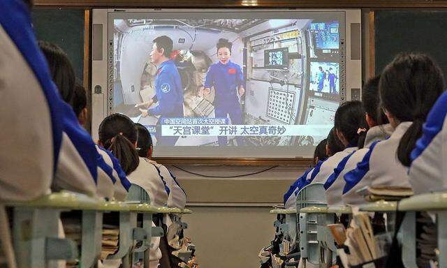 Archivbild von Anfang Dezember: Schüler hören den chinesischen Astronauten in der Raumstation "Tiangong" zu.