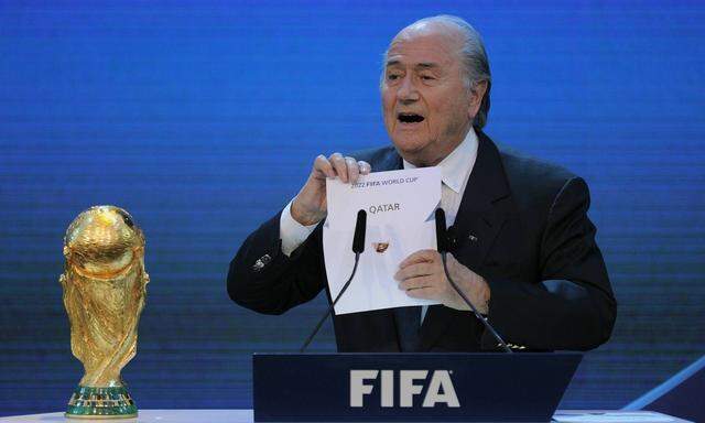 FIFA WM 2022 FIFA Praesident Joseph Sepp Blatter SUI verkuendet Katar als Ausrichter der WM 2022
