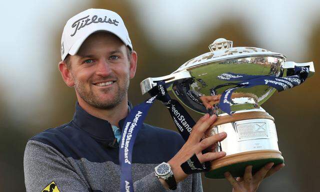 Bernd Wiesberger und die jüngste Trophäe in seiner Sammlung.