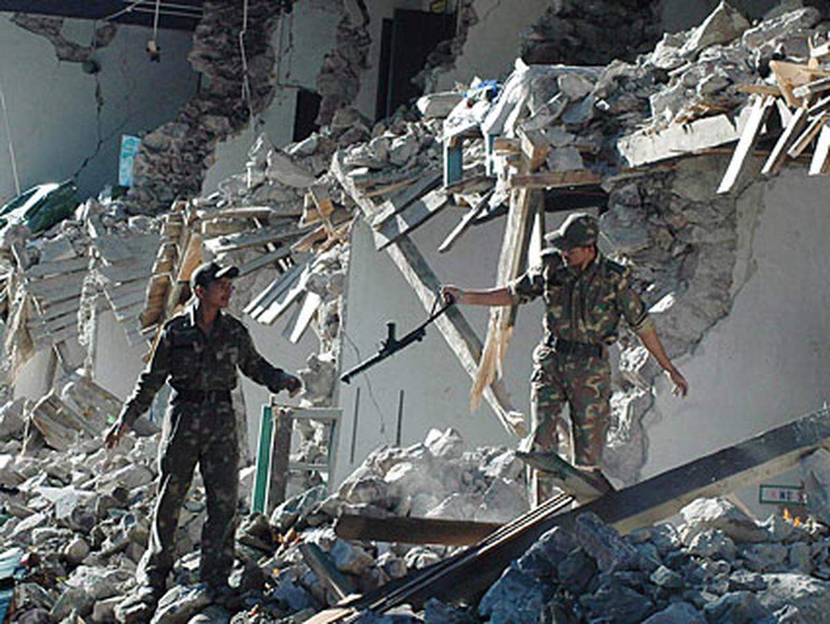 Mehr als 75.000 Menschen sterben bei einem Erdbeben der Stärke 7,6 im Nordwesten Pakistans und Kaschmir, etwa 3,5 Millionen verlieren ihre Häuser.>> Zur Übersichtskarte