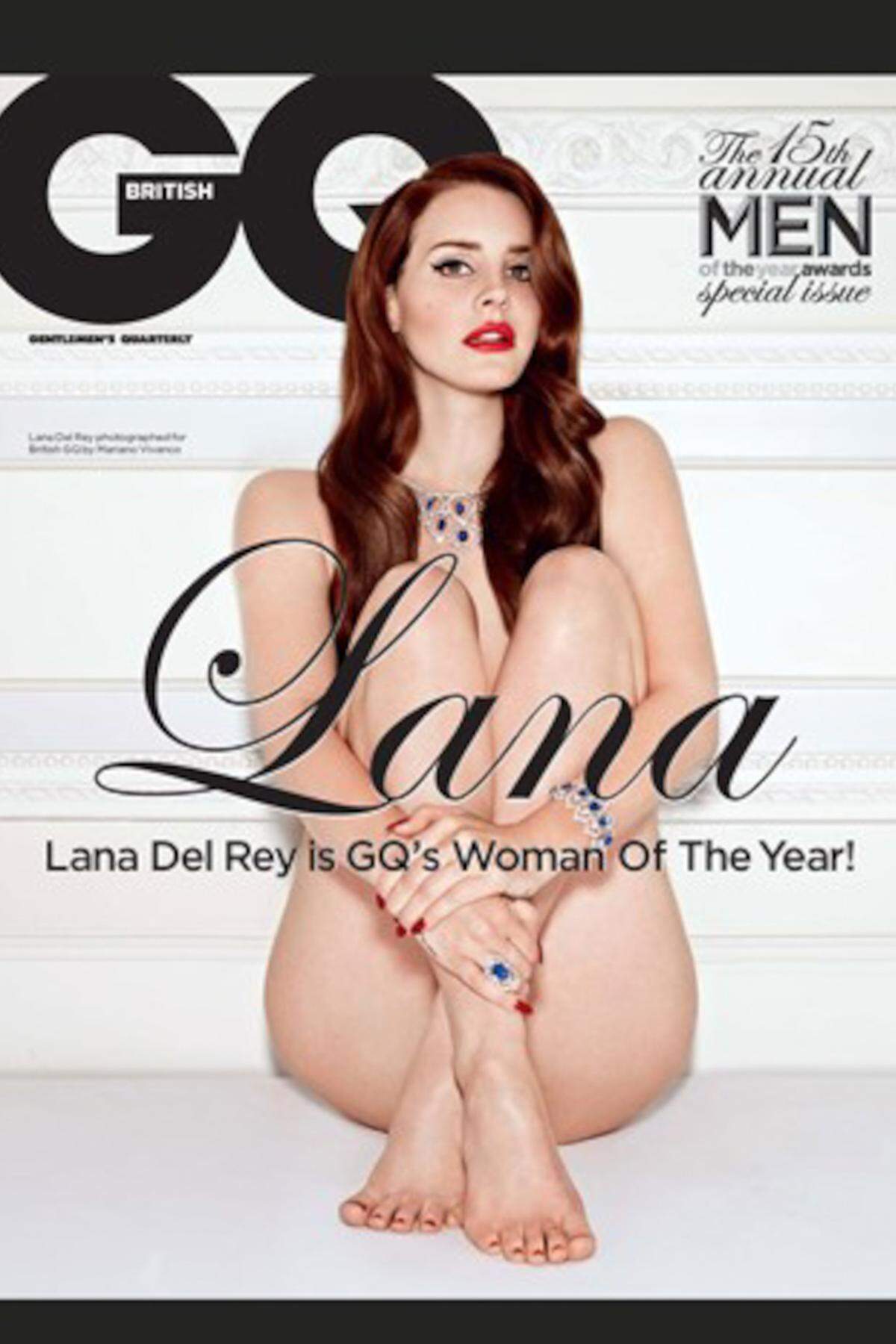 Die Sängerin Lana Del Rey hat sich für das Oktober-Cover des Männermagazins "GQ" ausgezogen. Der Fotograf Mariano Vivanco hat die "Frau des Jahres" dafür in Szene gesetzt. Für ein Sujet musste sie sich auch von einem Herren ausgreifen lassen.