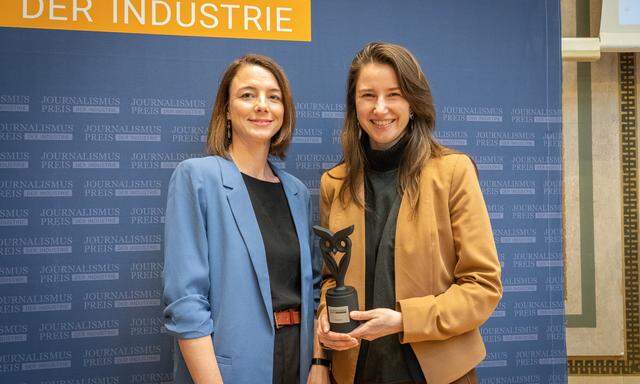 Jeannine Hierländer (l.) und Madlen Stottmeyer gewannen in der Kategorie „International“ beim Journalismuspreis der Industriellenvereinigung. 