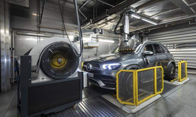 Warm anziehen: Rollenprüfstand bei Daimler – in einer Kammer, die gemäß EU-Vorschrift auch auf minus sieben Grad abgekühlt wird.