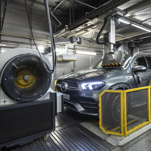 Warm anziehen: Rollenprüfstand bei Daimler – in einer Kammer, die gemäß EU-Vorschrift auch auf minus sieben Grad abgekühlt wird.