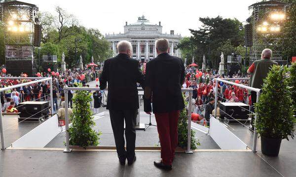 "Das Gespenst des Populismus, welches durch ganz Europa zieht, ist erschreckend. Aber seid euch sicher, wir Sozialdemokratinnen und Sozialdemokratien wehren uns dagegen", sagte Häupl in seiner Rede.