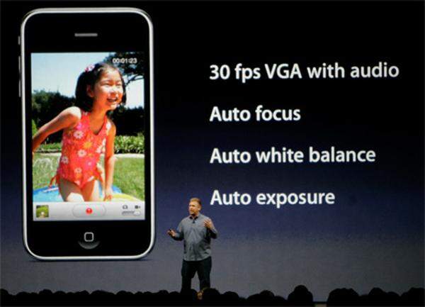 Auch ein lang gehegter Wunsch: Videofähigkeit. 30 Bilder pro Sekunde in VGA-Qualität mit Autofokus bietet das iPhone 3GS. Zusätzlich lässt sich die Kamera in kommende Anwendungen, die im App Store erhältlich sein werden, direkt einbinden und ansteuern.